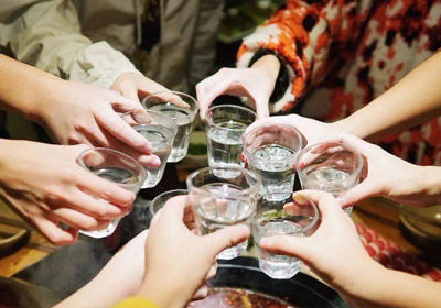 白酒優(yōu)劣怎么看？瀘旗酒業(yè)教你三招學(xué)會(huì)挑好酒