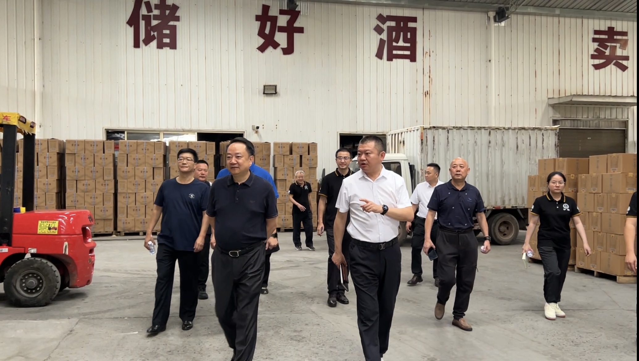 熱烈歡迎四川省酒業(yè)集團(tuán)曹勇黨委書(shū)記、董事長(zhǎng)曹勇率隊(duì)蒞臨瀘旗調(diào)研指導(dǎo)